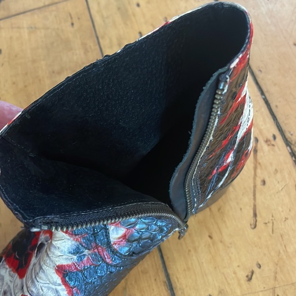 Made in NYC! Unquestionably Unique booties. Ladies 10-11. Suede lined.Price-firm - Picture 12 of 12
